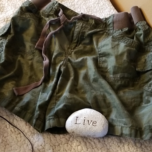 💚Cute camo shorts💚 - Picture 2 of 8